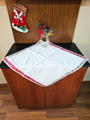 Kare Krem Rengi Yılbaşı Masa Örtüsü, Şık ve Zarif Dekorasyon Için Ideal