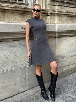 Mamayaga Kadın Dik Yaka Asimetrik Etekli Beli Tokalı Kolsuz Şık Tasarım Elbise