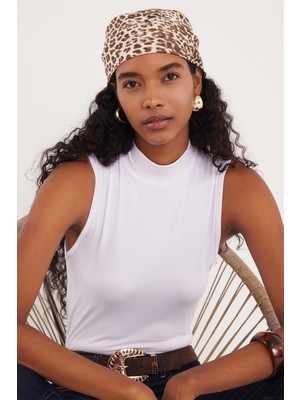 Tudors Kadın Regular Fit Klasik Kesim Viskon Kumaş Balıkçı Yaka Sıfır Kol Beyaz Bluz