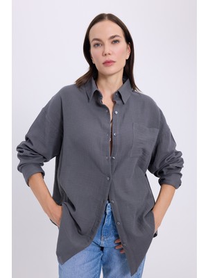 Tudors Kadın Oversize Geniş Kesim %100 Pamuk Müslin Kumaş Uzun Kollu Cepli Dokulu Koyu Gri Gömlek