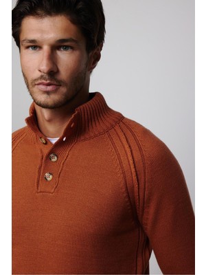 Tudors Erkek Slim Fit Dar Kesim Dik Yaka Düğmeli Tarçın Triko Triko Kazak