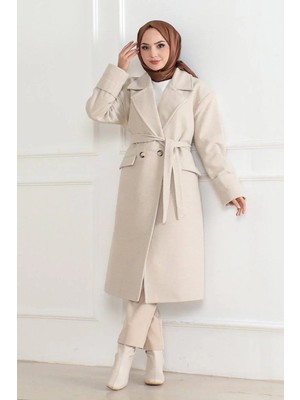 Kadın Kaşe Kaban – Uzun Boy Kruvaze Yaka Kuşaklı Tesettür Kaşe Kışlık Kaban, Astarlı Şık Yünlü Dokuma Oversize Rahat Kalıp Cepli Düğmeli Modern Kap Modeli - Bej