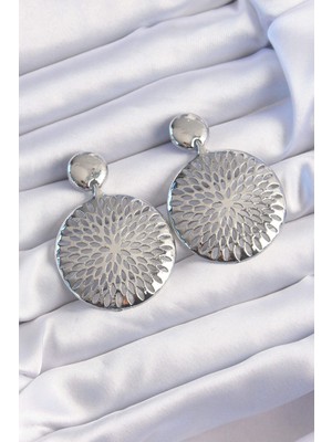 Claris Pirinç Gümüş Renk Oval İşlemeli Küpe