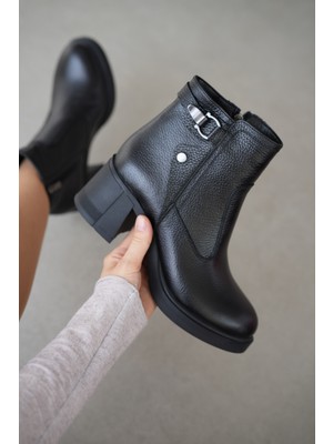 Selin Shoes Tavora Hakiki Deri Aksesuar Detaylı Yandan Fermuarlı Kadın Bot- Siyah