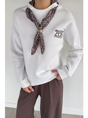 Gülseli Kadın Bisiklet Yaka Fular Aksesuarlı Nakışlı Şardonlu Sweatshirt P-00019095