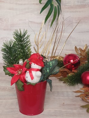 Kırmızı Noel Aranjmanı, Şık ve Güzel Yılbaşı Dekorasyonu Için Ideal Seçenektir