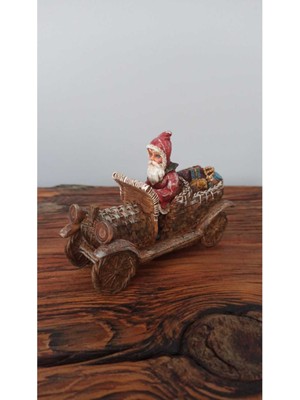 Kahverengi Noel Baba Temalı Polyester Araba Biblo, Şık ve Eğlenceli Dekorasyon.