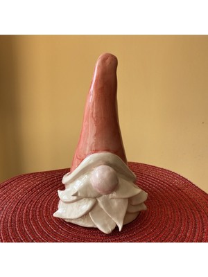 El Yapımı Seramik Noel Cücesi, Kırmızı, Sıcak ve Şık Dekorasyon Parçası