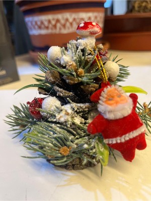 Yılbaşı Masa Süsü, Kırmızı Noel Baba Figürü, Şık ve Sevimli Dekorasyon Seçeneği