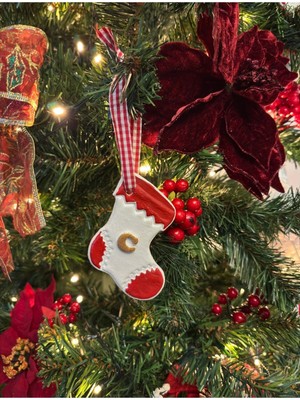 Beyaz Seramik Noel Çorabı, Harfli Yılbaşı Süsü, 12CM, Kurdeleli, Şık Dekorasyon