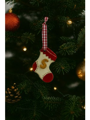 Kırmızı Beyaz Kurdaleli Seramik Noel Çorabı, 6x5 Cm, S Harfi ile Yılbaşı Süsü