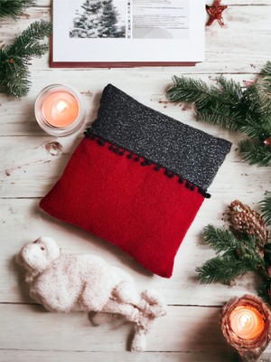 Kırmızı Gri Siyah Ponpon Şeritli Yılbaşı Kırlent Kılıfı, Şık ve Renkli Dekorasyon.
