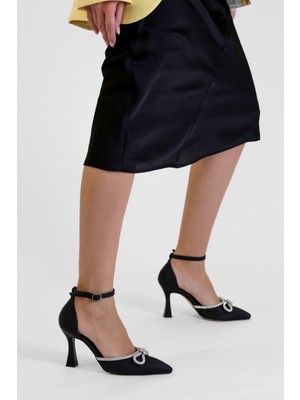 Stil Durağı LUGA MODEL 8 CM TAŞ DETAYLI YENİ SEZON TOPUKLU AYAKKABI SIYAH