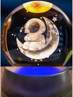 Defne Toprak Dekoratif Ay Üstünde Astronot Tasarımlı Plastik Altlıklı Cam Küre