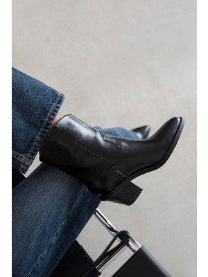 Straswans Maven Kadın Kırışık Deri Topuklu Bot Siyah