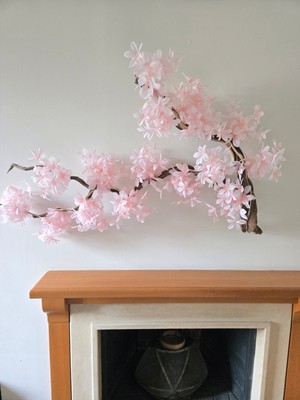 Decoroon El Yapımı Açık Pembe Çiçekli Sakura Dalı Duvar Dekoru – Doğal Ağaç Gövdesi Çiçek Tasarımı