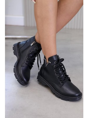 Vira Model 3 cm Topuklu Yeni Sezon Fermuar Detaylı Kısa Postal Sıyah