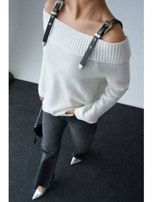 Cemo  Kayık Yaka Deri Askı Detaylı Triko Kazak