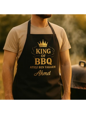 Atatuğ Hediyelik King Of Bbq – Ateşi Ben Yakarım (Isme Özel Siyah Mutfak Önlüğü)