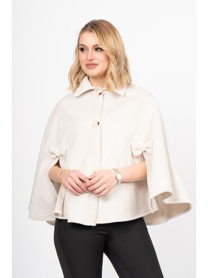 MissVina Bowsleeve Cape – Fiyonk Detaylı Premium Kaşe Panço 2636