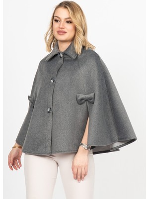 MissVina Bowsleeve Cape – Fiyonk Detaylı Premium Kaşe Panço 2636