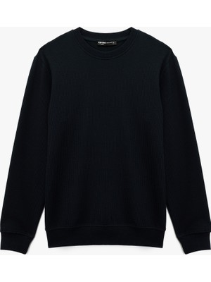 Koton Regular Fit Uzun Kollu Dokulu Basic Bisiklet Yaka Sweatshirt