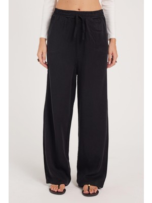 Tudors Kadın Regular Fit Klasik Kesim Pamuklu Geniş Paça Siyah Pantolon