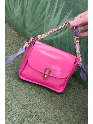 Belirtilmemiş Zincir Askılı Pembe Parlak Kadın Omuz Çantası – Şık ve Trend Mini Çapraz Çanta