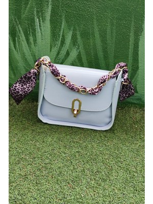 Belirtilmemiş Zincir Askılı Mavi Kadın Omuz Çantası – Parlak Deri Görünümlü, Leopar Desenli Şık Aksesuar