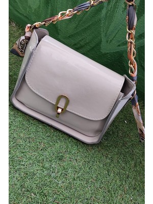 Belirtilmemiş Zincir Askılı Kadın Parlak Gri Omuz Çantası – Şık Günlük & Gece Kullanım