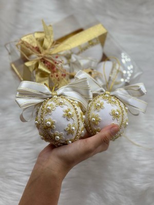 Empressco Beyaz Dantelli Papatyalı Yılbaşı Çam Ağacı Topu, Şık ve Zarif Dekorasyon Ürünü