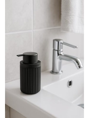 Storemax Serisi Siyah Banyo Seti, 3 Parça Oval Akrilik Sabunluk Fırçalık ve Sıvı Sabunluk Takımı - 3319