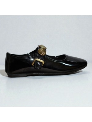 Kadın Rugan Tokalı Babet – Inci ve Taş Detaylı Şık Özel Gün Ayakkabısı (Siyah)