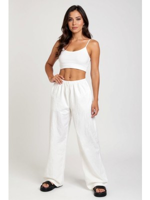 Kadın Beyaz Bol Kesim Cepli Geniş Paça Dökümlü Pantolon – Modern ve Şık Tasarım