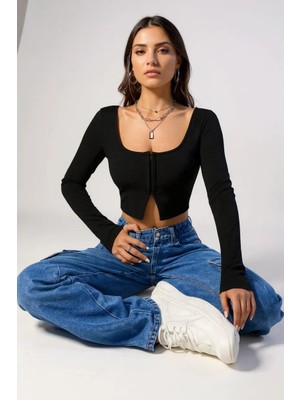 Kadın Siyah Uzun Kollu Agraflı Göğüs ve Göbek Dekolteli Crop Top Bluz – Şık, Rahat ve Kolay Kombinlenebilir