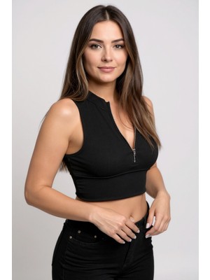 Kadın Siyah Yarım Fermuarlı Sıfır Kol Crop Top Bluz – Şık, Rahat ve Kolay Kombinlenebilir