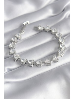 Pirinç Gümüş Renk Zirkon Taşlı Kalp Model Vıp Seri Kadın Bileklik - TJ-BB5844