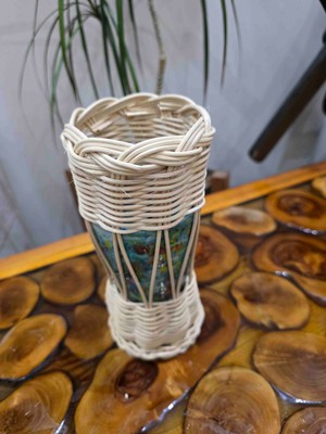 Atolye Okyanus El Yapımı Seramik Renkli Vazo & Rattan Örgü Tasarım – Bohem Dekoratif Masa Üstü Vazo