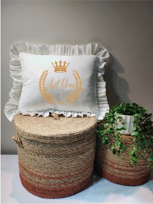 Moda Lime Isme Özel Taç ve Defne Dalı Desenli Fırfırlı Bebek Yastığı - Içi Dolgulu 30X40 cm