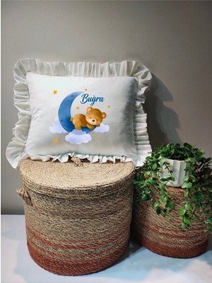 Moda Lime Isme Özel Ay ve Uyuyan Ayıcık Desenli Fırfırlı Bebek Yastığı - Içi Dolgulu 30X40 cm
