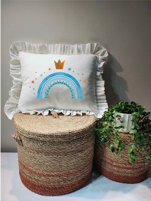 Moda Lime Isme Özel Mavi Gökkuşağı ve Taç Desenli Fırfırlı Bebek Yastığı - Içi Dolgulu 30X40 cm
