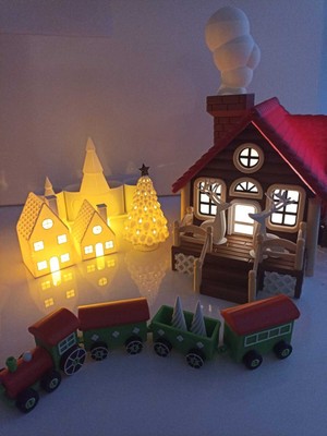 Empressco Renkli Yılbaşı Treni ve Süsler, 4 Vagon, 2 Küçük Ağaç, 27 Cm, Dekorasyon