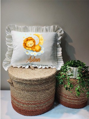 Moda Lime Isme Özel Aslan ve Ay Desenli Fırfırlı Bebek Yastığı - Içi Dolgulu 30X40 cm
