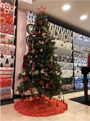 Empressco Kırmızı Çam Ağacı Örtüsü, Gold Yıldızlar ve Şık Tasarım ile Bakır Malzeme