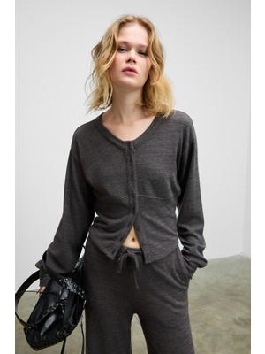 Grimelange CLARITA Kadın Yumuşak Ve Esnek Kumaşlı Bele Oturan Düğmeli Crop Koyu Gri Hırka