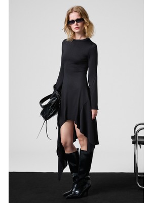 Grimelange UGETRO Kadın Yuvarlak Yakalı Esnek Kumaşlı Dikiş Ve Asimetrik Etek Ucu Detaylı Mini Siyah Elbise