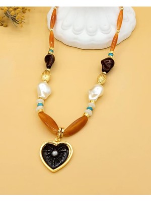 Nevoka Amber Kalp Detaylı Akrilik Kolye