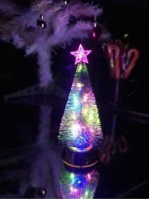 Empressco Yeşil Masa Üstü LED Yılbaşı Ağacı, Şık ve Parlak Dekorasyon Için Ideal Seçim