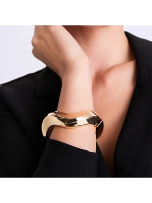 The Secret Desire Altın Renk Kavis Formlu Modern Kelepçe Bilezik – Şık ve Işıltılı Tasarım