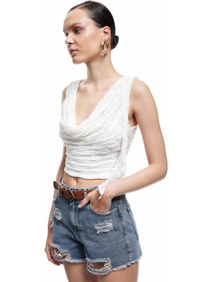 Koton Slim Fit Kolsuz Degaje Yaka Dantelli Crop Bluz